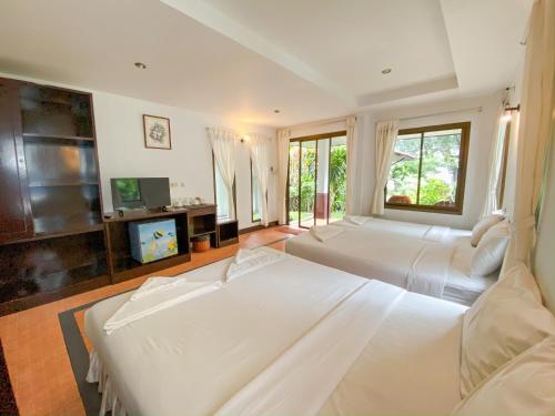 曾蒙海滩Samui Honey Backpacker Bungalow的一间卧室配有两张白色的床和电视