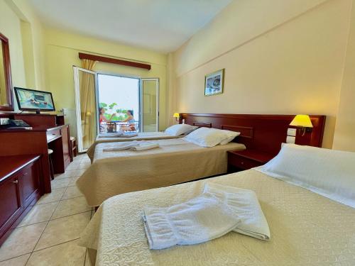 阿齐亚·佩拉加·基西拉维纳德斯酒店的酒店客房设有两张床和窗户。