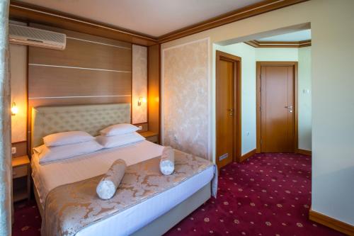 切泽巴尼亚卢卡酒店客房内的一张或多张床位