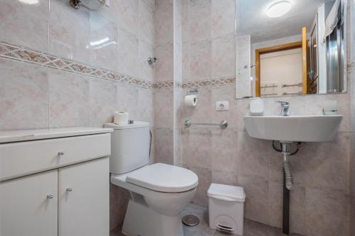 莫甘Lightbooking Don Paco Patalavaca的浴室配有白色卫生间和盥洗盆。