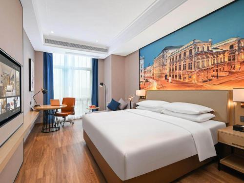 重庆维也纳国际酒店重庆中央公园店5.0的酒店客房设有一张白色大床和一幅画