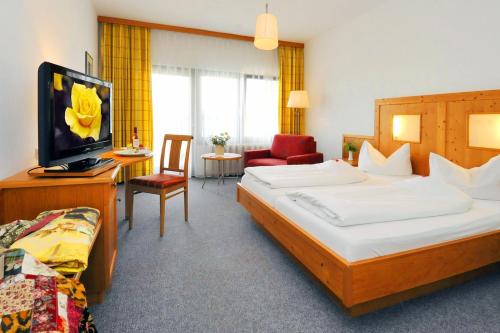 阿特斯特坦Schlossgasthof的酒店客房设有两张床和电视。
