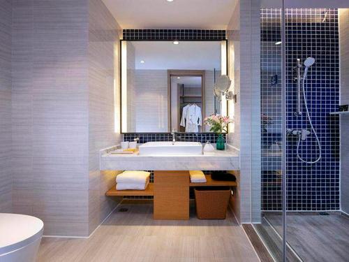 成都凯里亚德酒店(成都武侯双楠店)的带浴缸、水槽和淋浴的浴室