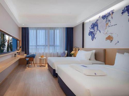 泾县凯里亚德酒店(泾县店)的酒店客房设有两张床和一张世界地图