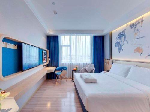 成都凯里亚德酒店(成都武侯双楠店)的酒店客房设有一张大床和一台电视机。