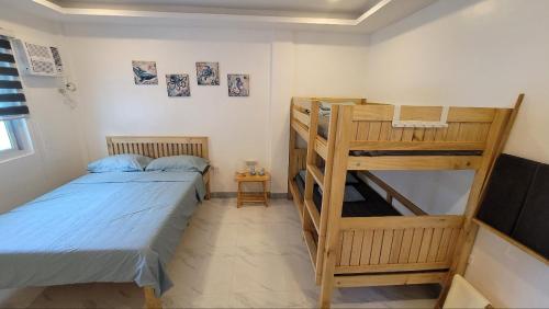 莫阿尔博阿TuloMir #A 뚤로미르 행복한 4인실的一间卧室设有两张双层床和梯子