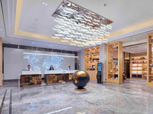 广州凯里亚德酒店(广州白云国际机场人和地铁站店)的一间位于房间中间的博物馆,里面有一个大地球