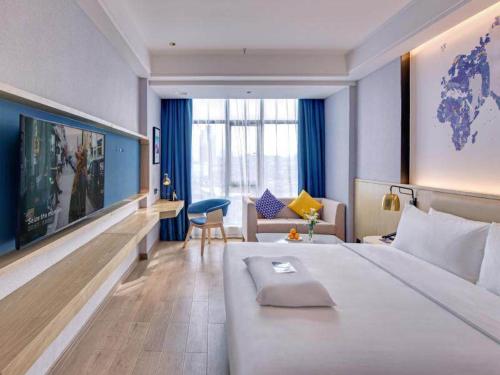萍乡凯里亚德酒店(萍乡万龙湾店)的酒店客房设有一张大床和一间客厅。