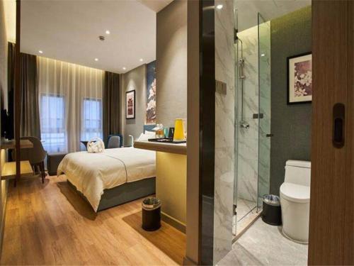Jiangning白玉兰南京航空航天大学胜太西路酒店的一间卧室配有一张床,浴室设有淋浴。