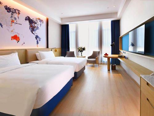 阿拉善左旗凯里亚德酒店(阿拉善左旗店)的酒店客房设有两张床和一台平面电视。