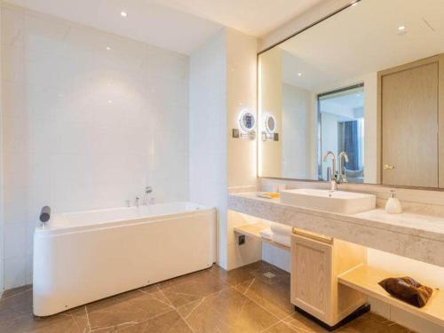 寿光凯里亚德酒店(寿光市政府店)的一间带两个盥洗盆和大镜子的浴室