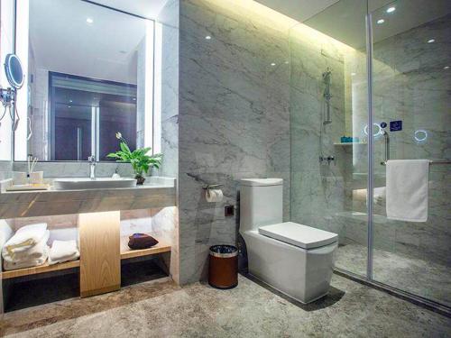 霞浦凯里亚德酒店(霞浦高铁站店)的带淋浴、卫生间和盥洗盆的浴室