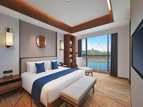徐州郁锦香酒店(徐州汉文化景区世茂广场店)的一间酒店客房,设有一张大床和一个大窗户