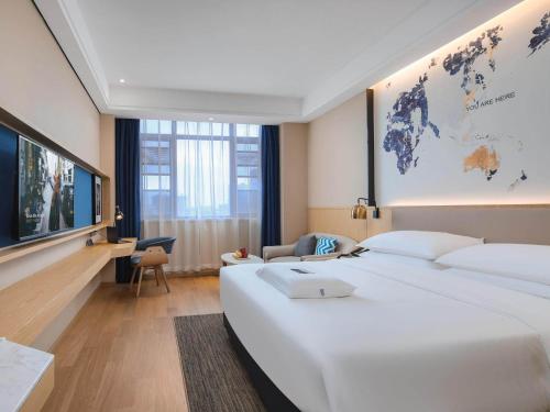 亳州凯里亚德酒店(亳州万达广场店)的一间酒店客房,设有两张大床和电视
