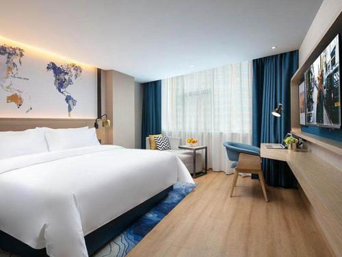 常德凯里亚德酒店(常德步行街店)的酒店客房设有一张大床和一张书桌。