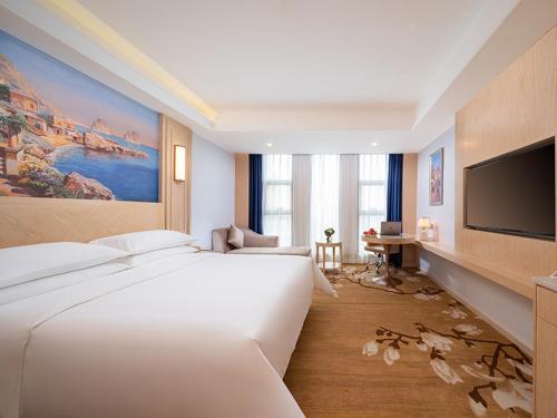 重庆维也纳国际酒店重庆鸳鸯园博园店的酒店客房设有两张床和一台平面电视。