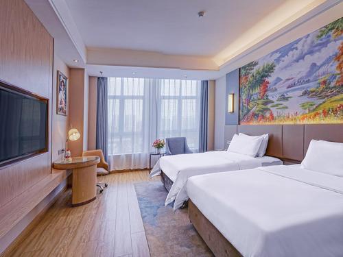 重庆维也纳国际酒店重庆冉家坝店的酒店客房设有两张床和一台平面电视。
