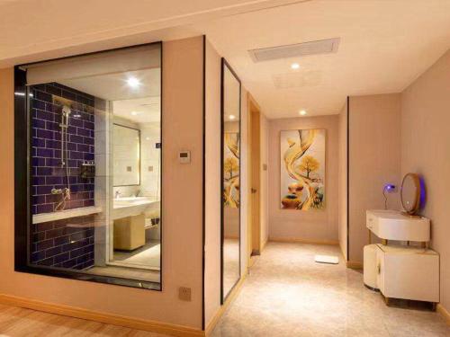 哈尔滨凯里亚德酒店(哈尔滨西站万达广场店)的一间带大窗户和水槽的浴室