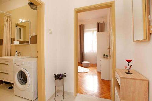 尼亚卢卡Apartman Žuvela的一间厨房,在房间内配有洗衣机和烘干机