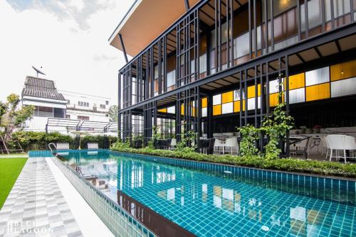 清莱Blue Lagoon Hotel的享有带游泳池的大楼的外部景致