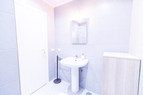 奥尔比亚Liguria Garden的白色的浴室设有水槽和镜子