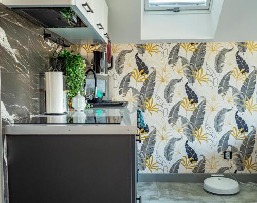 OsetnikLatarnik - luksusowe apartamenty w Stilo的厨房设有黄色和黑色图案的墙壁