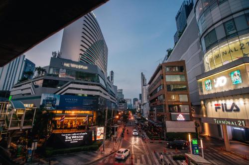 曼谷曼谷苏坤威斯汀大酒店的街道上街道上满是建筑物和汽车的繁忙街道