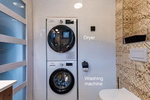 利普托斯基米库拉斯Holiday Home Kamienok 2的浴室内配有洗衣机和烘干机