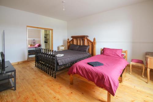 CarstairsLavish 2 bed sleeps 5 near Lanark的一间卧室配有一张床和一张沙发
