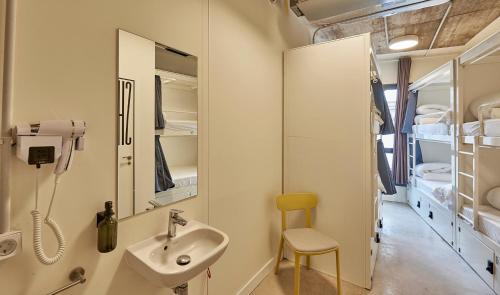 马德里Hostelfly的一间带水槽和镜子的浴室