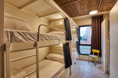 马德里Hostelfly的客房设有双层床和窗户。