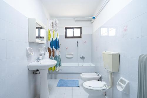 锡蒂亚Cozy apartment的白色的浴室设有卫生间和水槽。