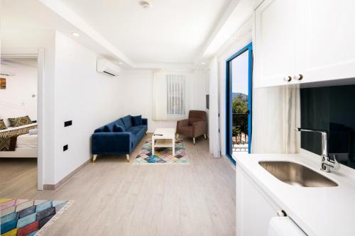 卡斯Carpediem Apart的一间带蓝色沙发的客厅和一间客厅。
