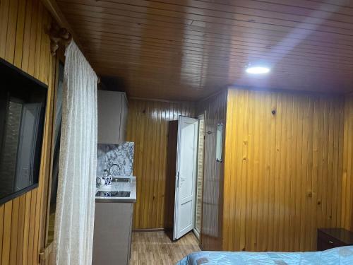 科布列季Welcome to Kobuleti的一间设有床铺、厨房和门的房间