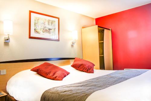 布尔日瑞斯托诺沃布尔日设计酒店的酒店客房,设有一张红色墙壁的大床