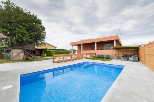 赫罗纳Piscina de sal Barbacoa Wifi, Parking Gratis, 3 min PGA Casa El Roble的房屋前的游泳池