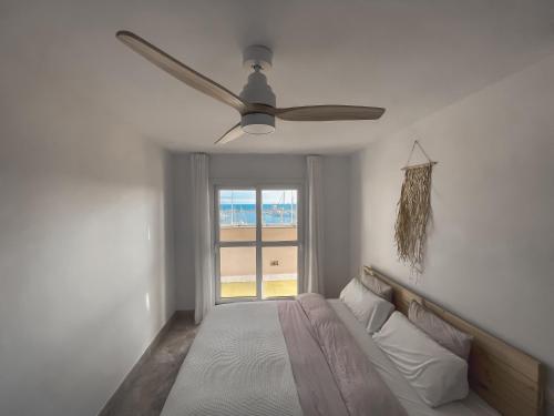 阿尔梅利马Kailua Dream的一间卧室配有吊扇和一张床