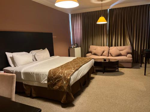 安曼牧羊人酒店的酒店客房,配有床和沙发