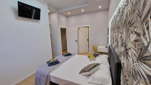 博洛尼亚CASA FORTUNATO的一间卧室设有两张床和一堵墙