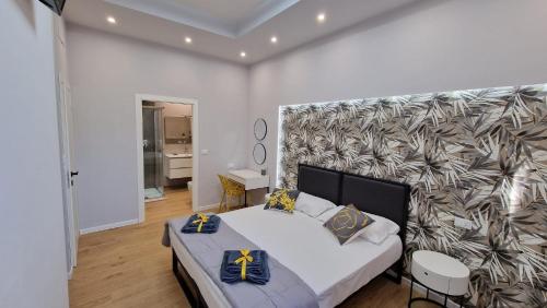 博洛尼亚CASA FORTUNATO的一间卧室设有一张床和一面墙