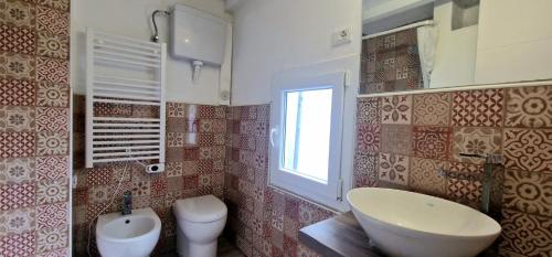 热那亚Aquarium studio flat- Bluchalet的一间带水槽和卫生间的浴室以及窗户。