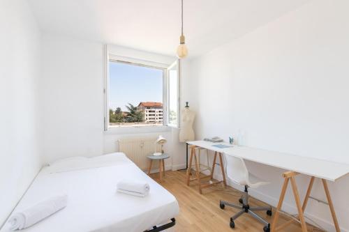 索恩河畔自由城Cabana & Grand appartement cosy - Parking & Balcon的白色的客房设有书桌和窗户。