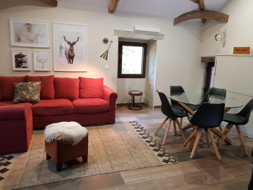 卢戈EL VIEJO MOLINO的客厅配有红色的沙发和桌子