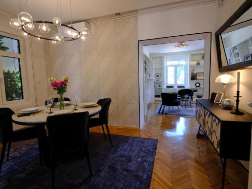 萨格勒布Bristol Apartment in the Centre of Zagreb的一间带桌椅的用餐室