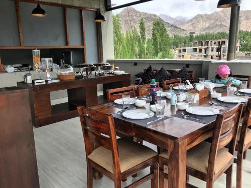 列城Maple house ladakh的享有美景的带桌子的用餐室