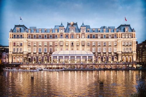 阿姆斯特丹阿姆斯特丹洲际酒店的前方水面上的大型建筑