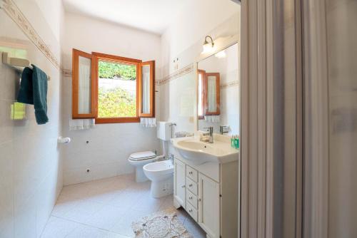 费拉约港Casa Luppoli的一间带水槽和卫生间的浴室以及窗户。