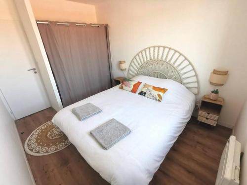 滨海苏拉克Soulac-sur-Mer T4 hypercentre proche mer的卧室配有白色的床和两个枕头