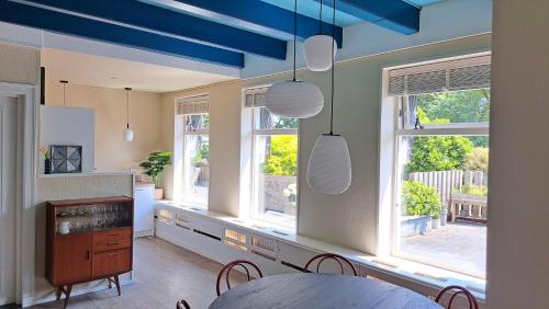 Wirdum‘t Wirdummer Hof - family-friendly guesthouse的客厅设有蓝色的天花板和窗户。