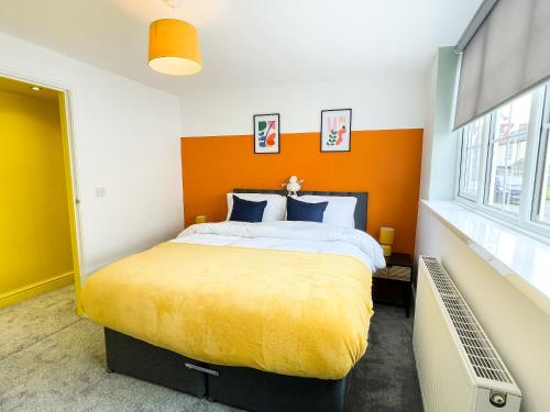克利索普斯The New Found Lamb的一间卧室配有一张带橙色床头板的大床